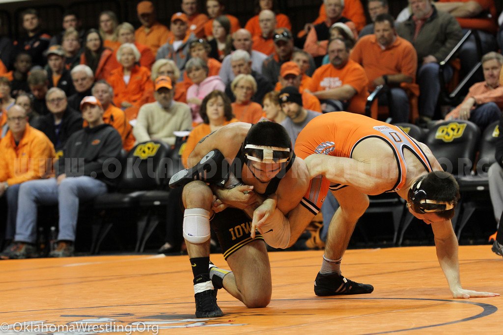 How to Use Wrestling Instructional Videos to Improve Technique