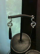 The Concierto earrings in Onyx, white gold and diamonds. (img )