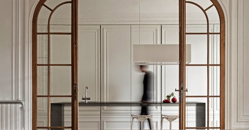 Una isla de cocina minimalista y ultrafina que se mimetiza con el