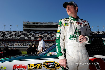 2011daytonafeb_daleearnhardtjr_qualifying_pitroad.jpg