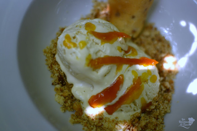 
helado De Tres Leches Con Sirope De Confitura De Naranja.
