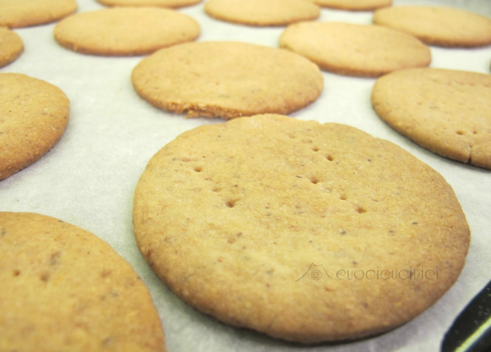 cuocicucidici HAZELNUT SHORTBREAD with RASPBERRIES di DELIA SMITH
