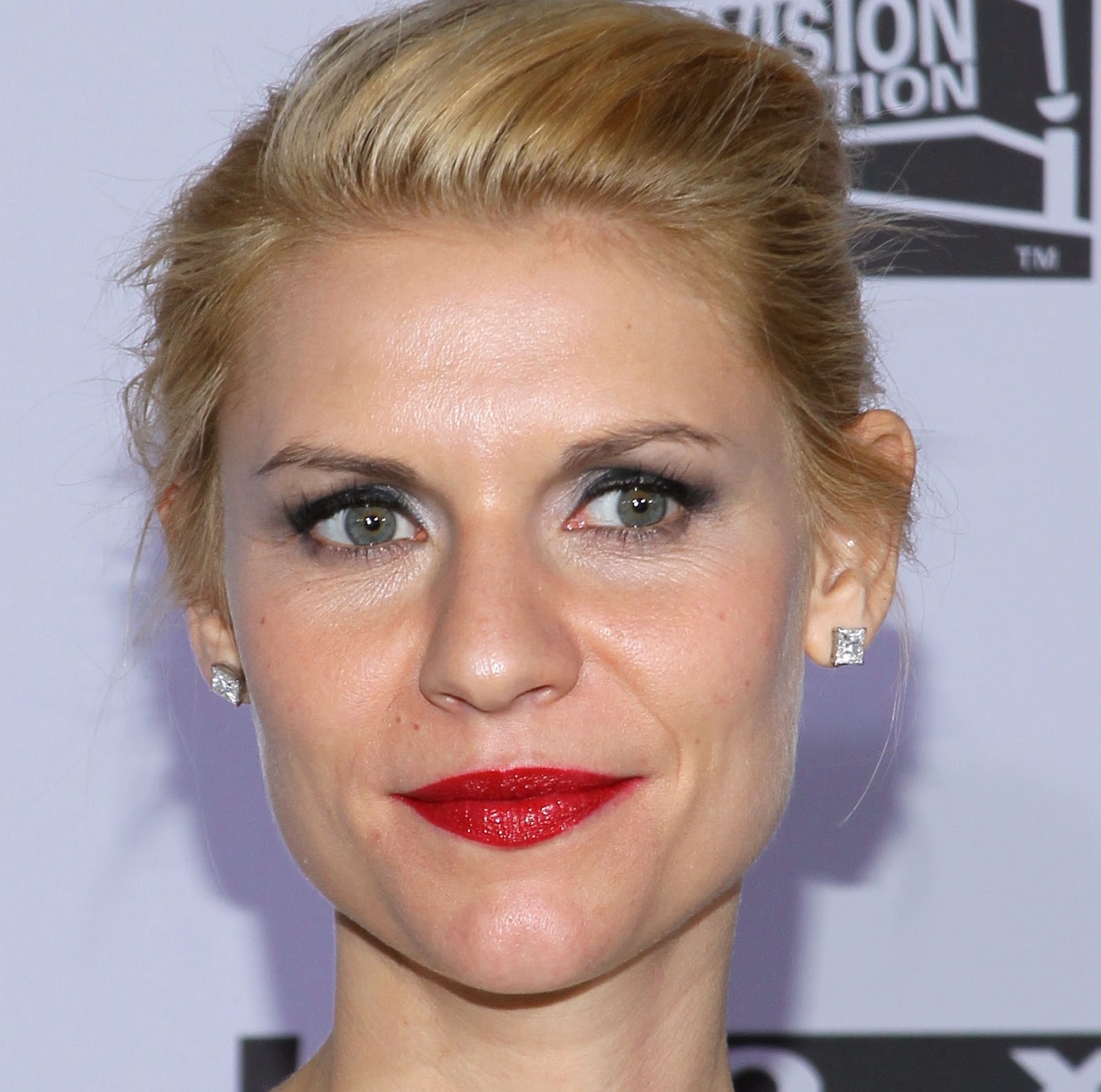 http://1.bp.blogspot.com/-ZM7fIfiBEg4/TxVrH8HhN3I/AAAAAAAACU8/DDGfwu-8rmY/s1600/claire-danes-cabelo-e-maquiagem2.jpg