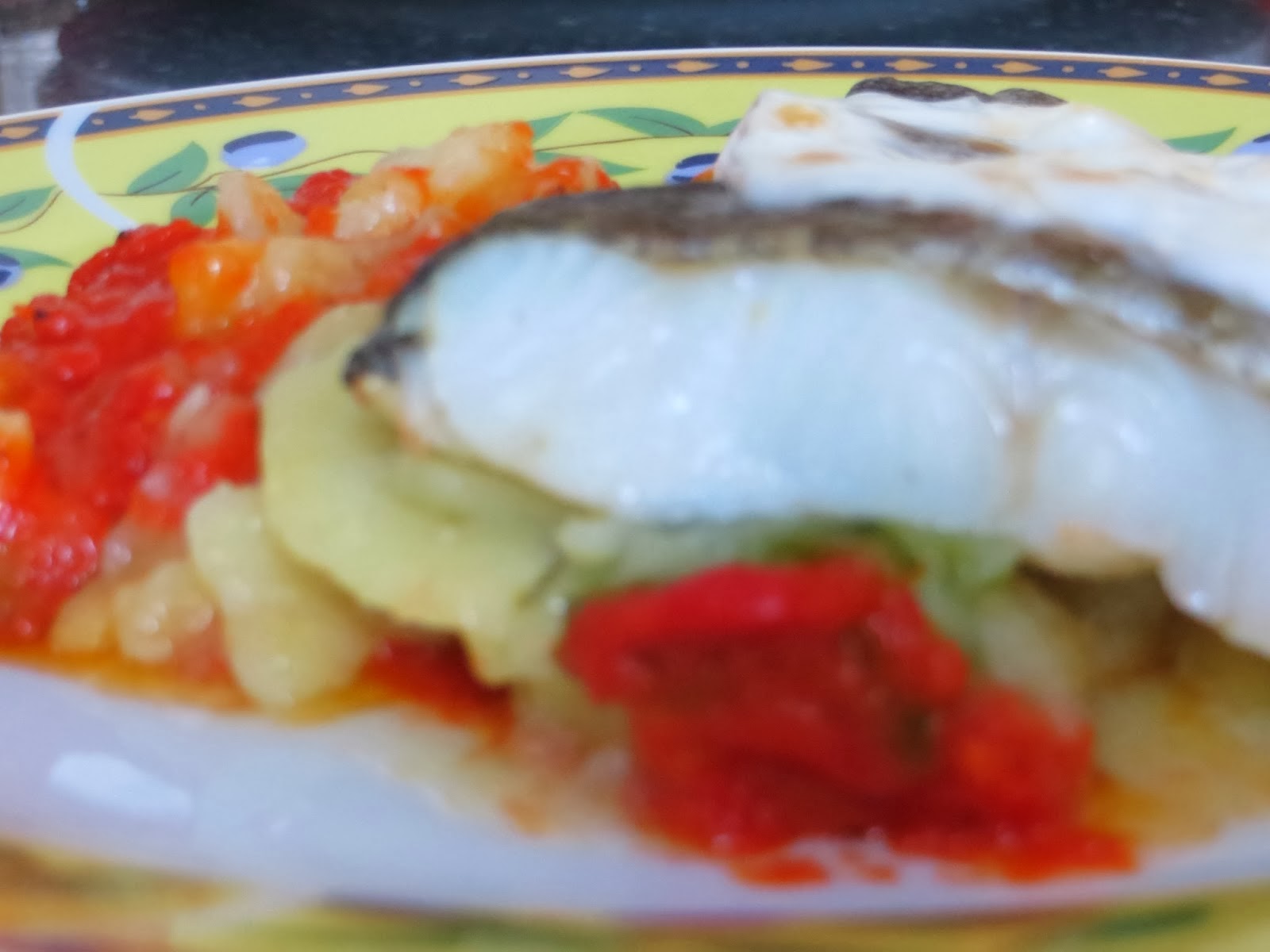 Bacalao Con Patatas Panaderas Sobre Cama De Tomate Frito
