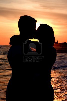 http://1.bp.blogspot.com/-ZOYdHqV8AtA/T9Po9TQEm_I/AAAAAAAABKw/N6Rgcmc23Z0/s1600/3936285-the-silhouette-of-a-man-and-woman-as-they-embrace-and-kiss-at-the-beach.jpg
