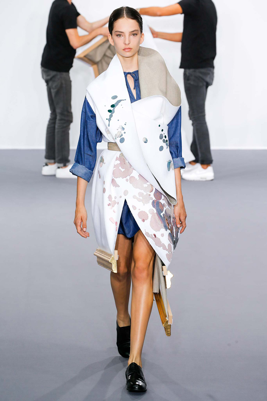 wearable object in fashion one more good one viktor rolf show 2015 canvas dress