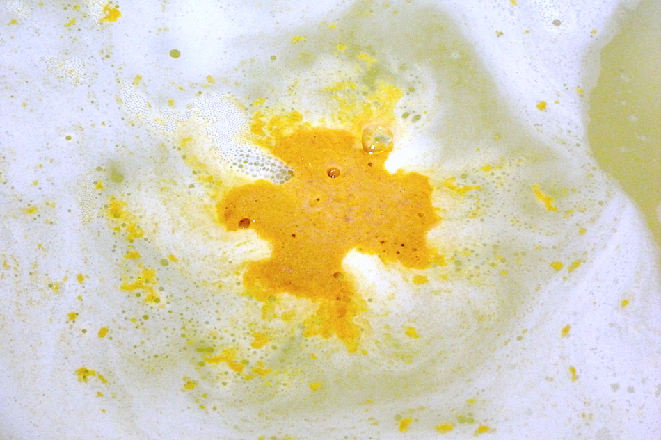 Lush // Snow Angel bath melt review Lucyy Writes