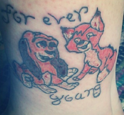 tatuaje todo mal hecho del perro y el sabueso