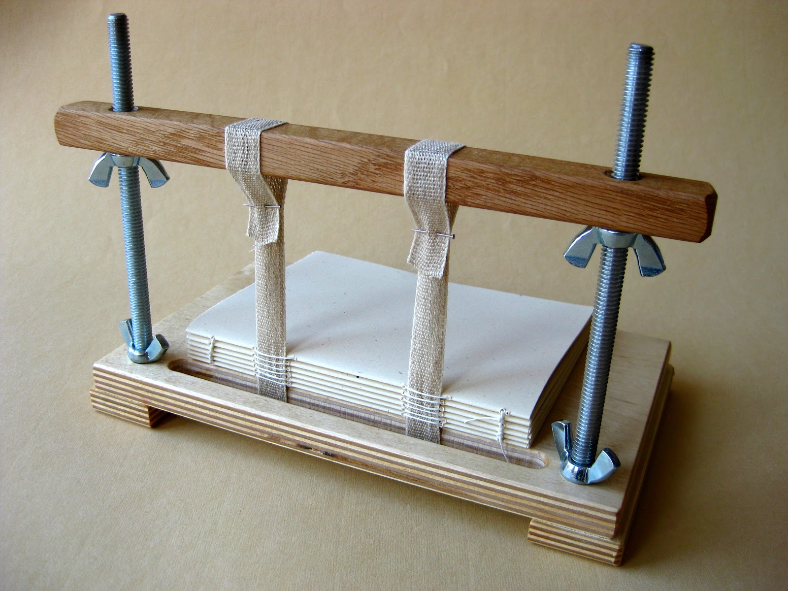 full+tilt+sewing+frame+1.jpg (1600×1200) Book binding, Bookbinding