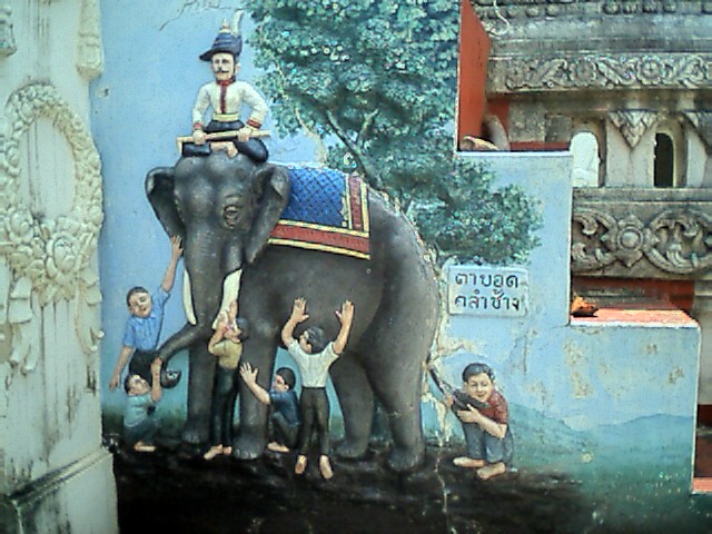 Muro del Norte de Tailandia decorado con la parábola del elefante y los ciegos