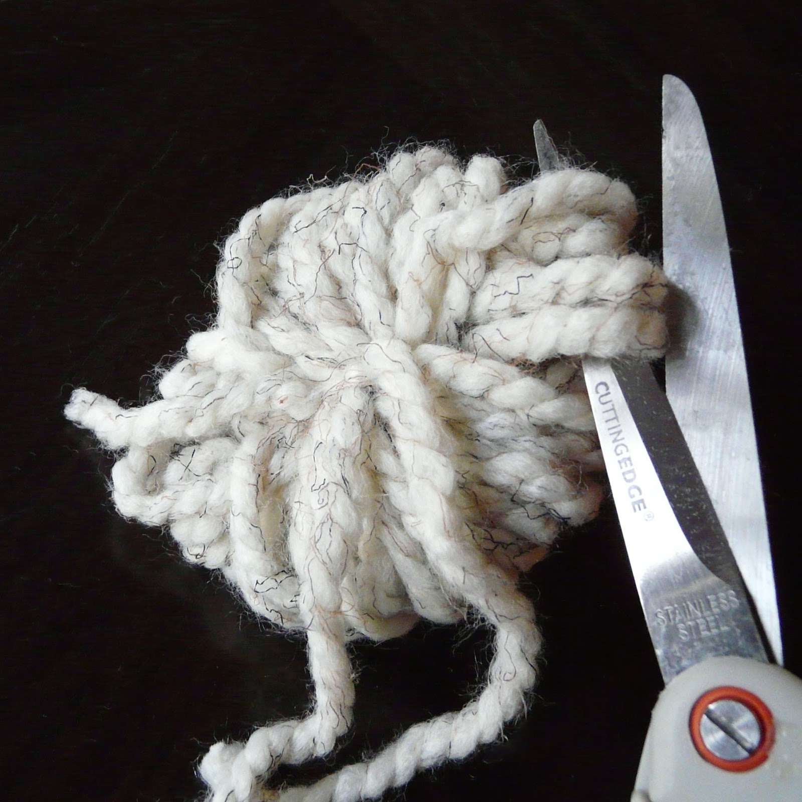 [Make] Fluffy Yarn Wreath