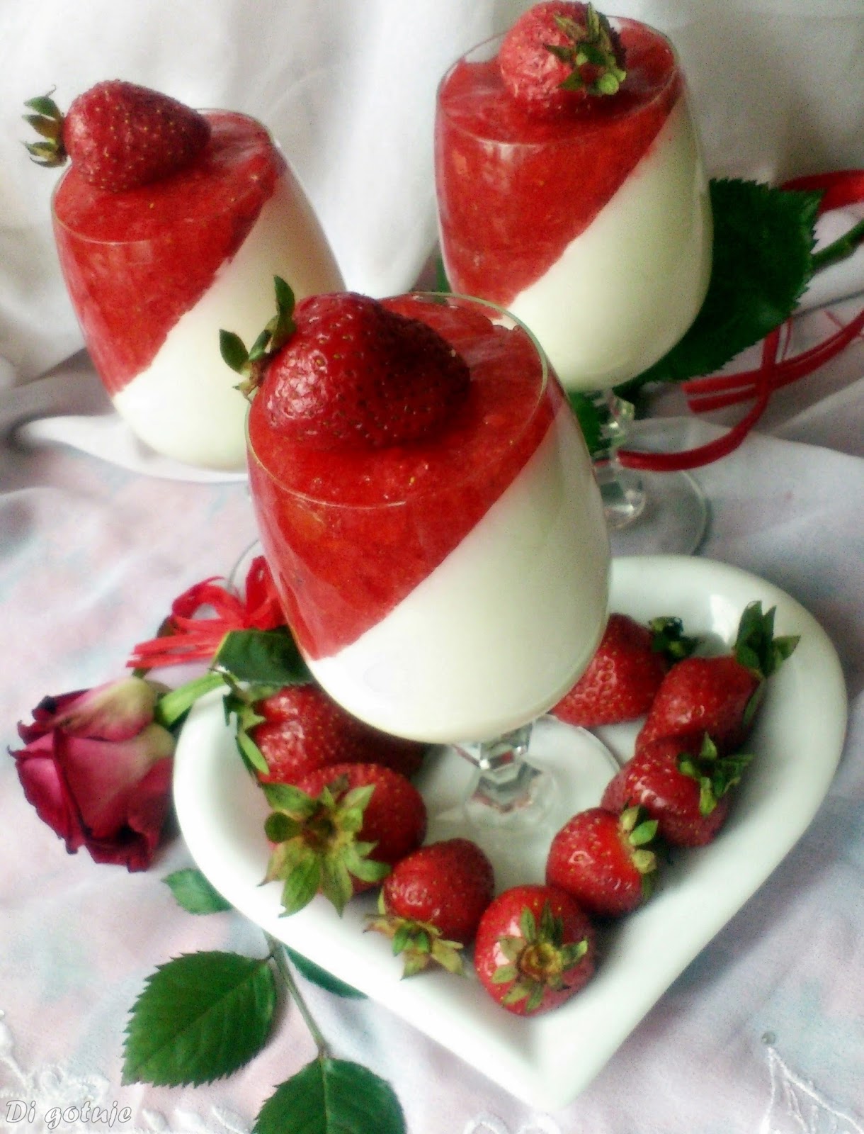 Panna cotta z musem truskawkowym Di bloguje