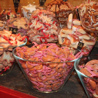 Biscuits et pains d'épices sur le stand d'un marché de Noël