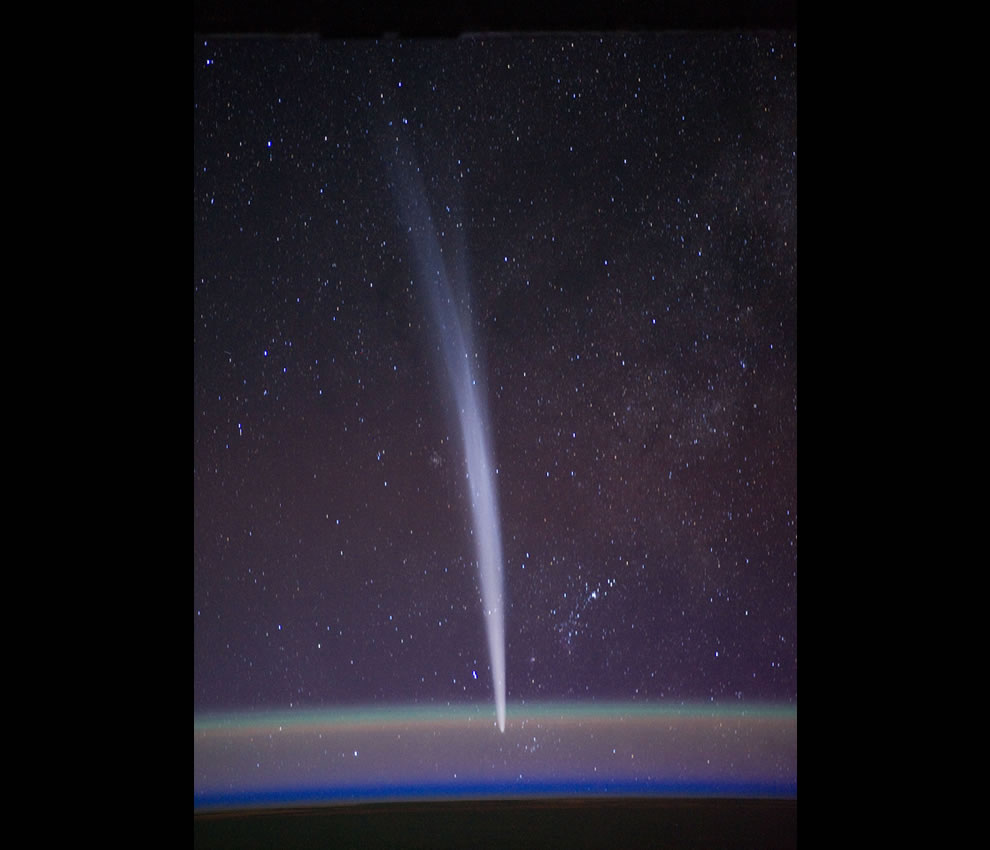 Comet-Lovejoy-and-the-Earths-Horizon-as-seen-from-the-ISS.jpg