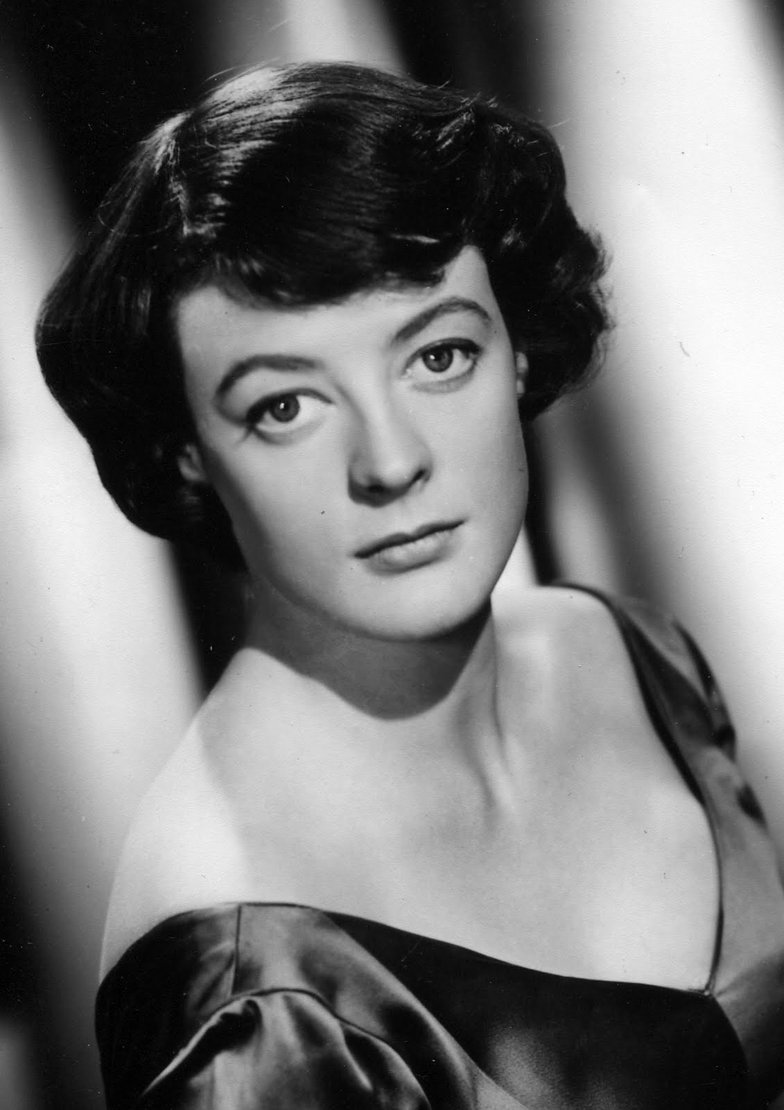 http://1.bp.blogspot.com/-Z_5avmMsAKg/Tl76RmYPf6I/AAAAAAAAOVs/aMvTITfiwq0/s1600/Maggie-Smith.jpg