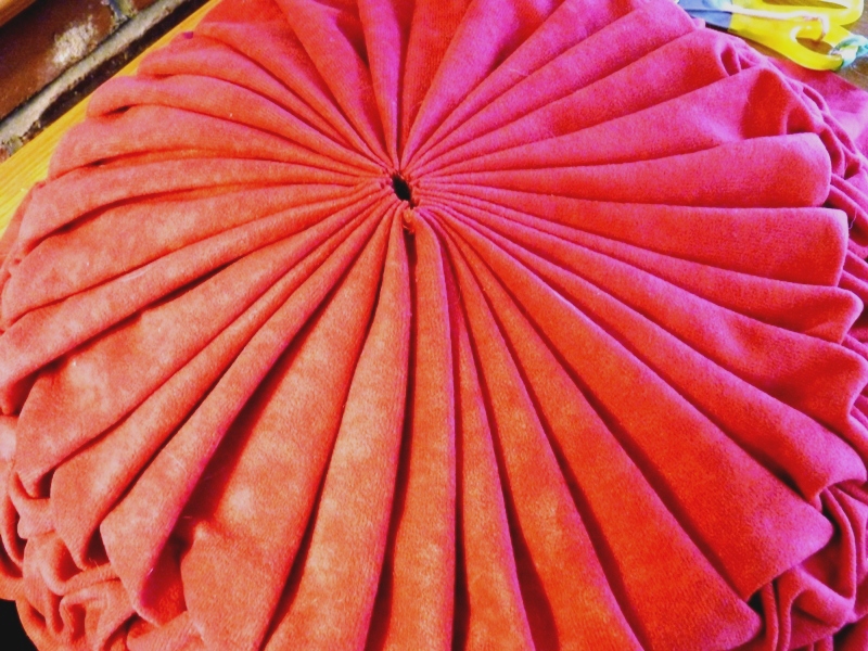 four square walls tutorial how to make a round pintuck pillow