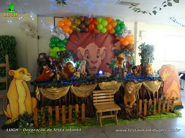 Decoração tema Rei Leão em mesa temática tradicional luxo de tecido Tema Rei Leão para decoração de mesa de aniversário infantil - Mesa decorada de festa temática - Barra RJ