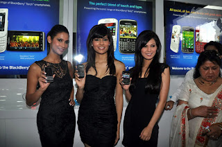 Femina Miss India-2012 inaugurate Blackberry mobile store 