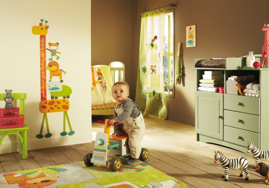 Кімната для малюка з жирафом на стіні