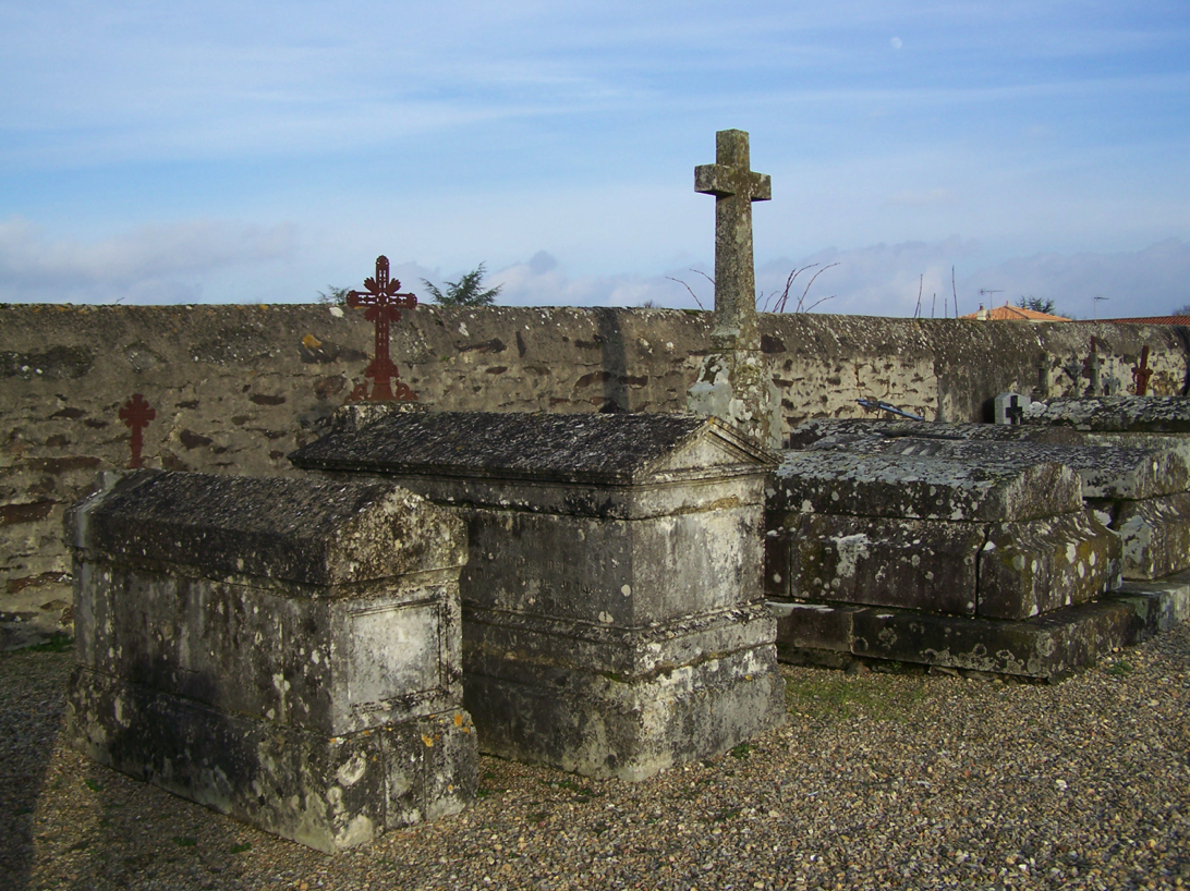 La tombe d'Amédée de Béjarry (au centre) et celle de son épouse, Marie-Henriette d'Aubenton (à gauche), dans le cimetière de Saint-Vincent-Puymaufrais