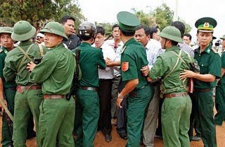 Vietnamese border guards inside Cambodia blocked Cambodian from visiting Viet faked border markers.