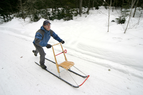 Un truc qui glisse avec des skis Trotinette-neige+
