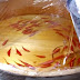 Vous étiez persuadés de voir des poissons rouges dans un bol? Regardez ce qu’il verse sur eux!