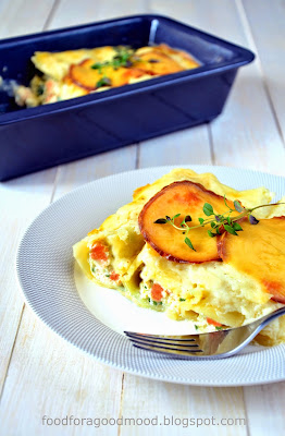 Po jednej stronie: makaron cannelloni, ricotta i beszamel. Po drugiej: wędzony ser i chrzan. Rezultat? Smakowity sojusz włosko - polskich smaków. Kremowa i sycąca zapiekanka, dobra na każdą okoliczność. Jeżeli lubicie makarony, to danie z pewnością przypadnie Wam do gustu :)