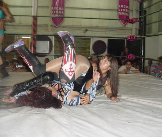 Tigresa vs Miss Janeth - Mexican Female Wrestlers