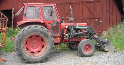 Traktor (Volvo BM T 700) med frontlastare.
