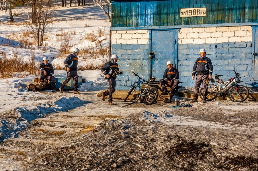 Сегодня никуда не поеду. Буду весь день бездельничать.