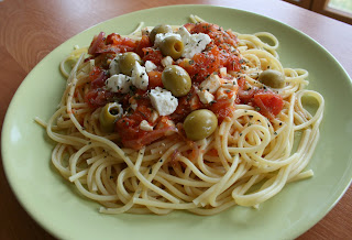 Spaghetti z pomidorami i serem feta