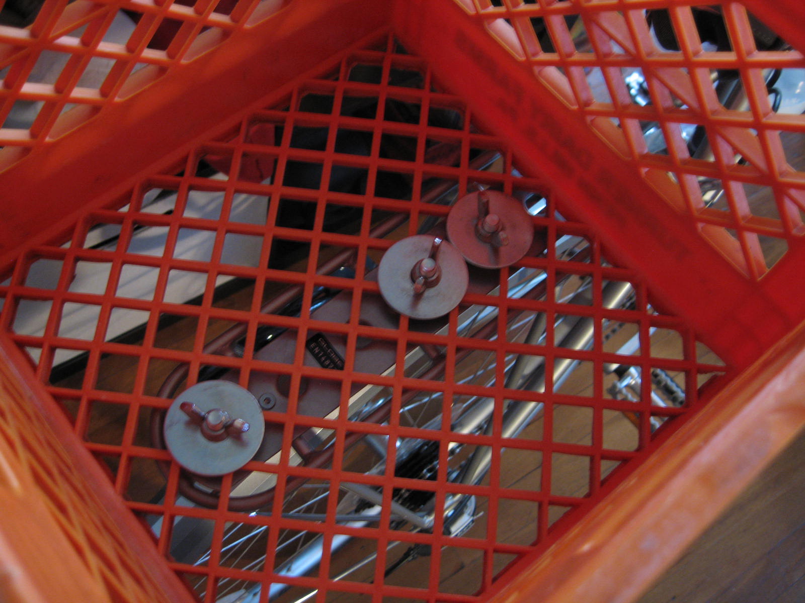 commutercharli How to attach a milk crate to your bike (nuts/bolts