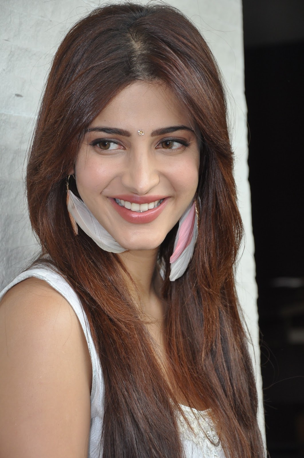 Shruti Haasan Cute in White Dress ~ Fashion & Style