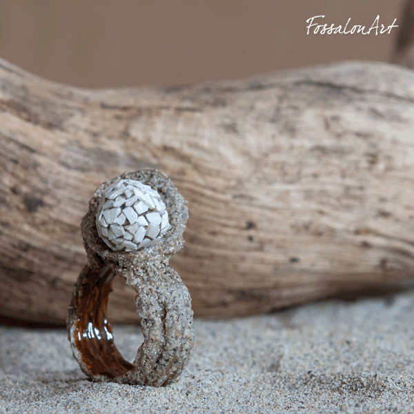 Anello in corda rivestita di sabbia e decorato con pallina ricoperta di frammenti di conchiglie