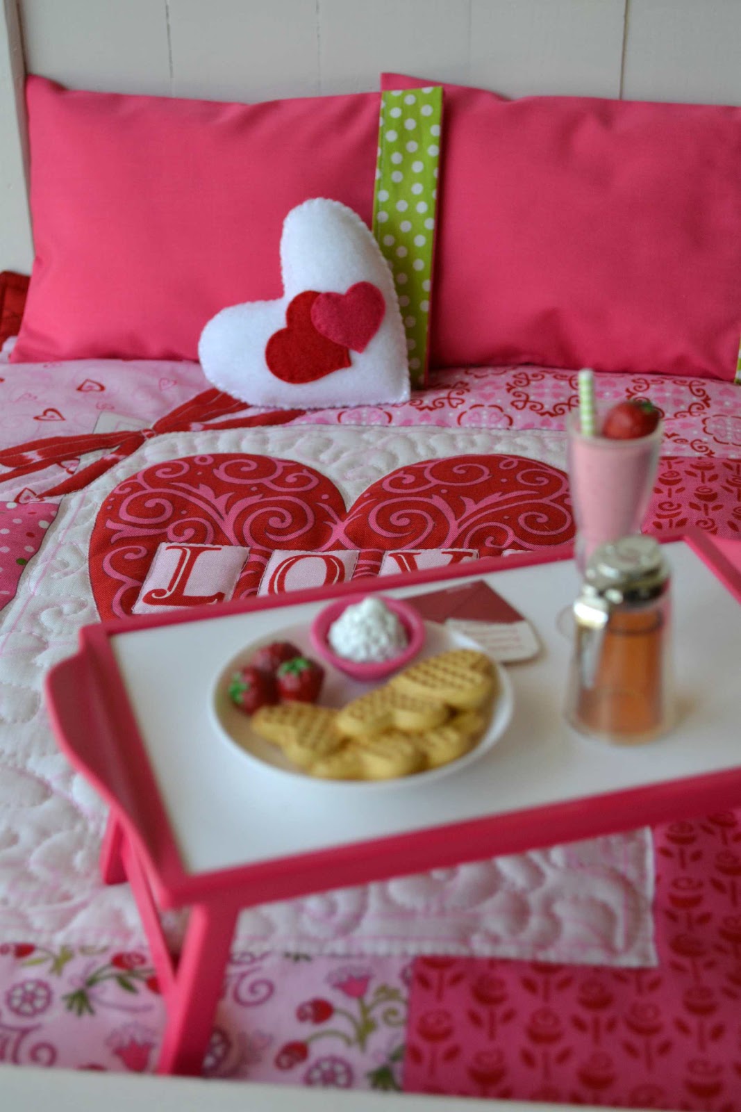 Bear, Dolly and Moi little Valentine bedding