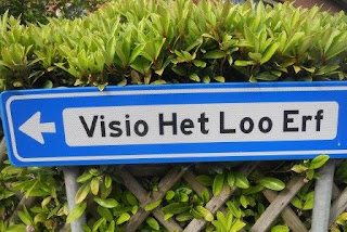 Fotografia de um sinal indicando o Visio Het Loo Erf