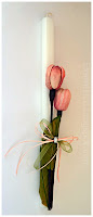 Χειροποίητη πασχαλινή λαμπάδα με ροζ λουλούδια, πράσινα φύλλα και κορδέλες