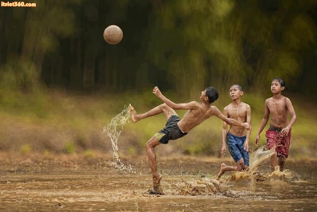 Chùm hình ảnh đẹp nghệ thuật về "tuổi thơ tôi" đá bóng