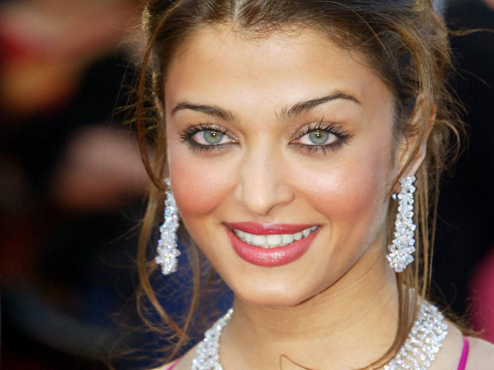 http://1.bp.blogspot.com/-ZtmawIzwV40/UFBnj5RZRRI/AAAAAAAADxA/7NNCCM9tubw/s1600/Aishwarya+Rai+New+Wallpapers-1.jpeg