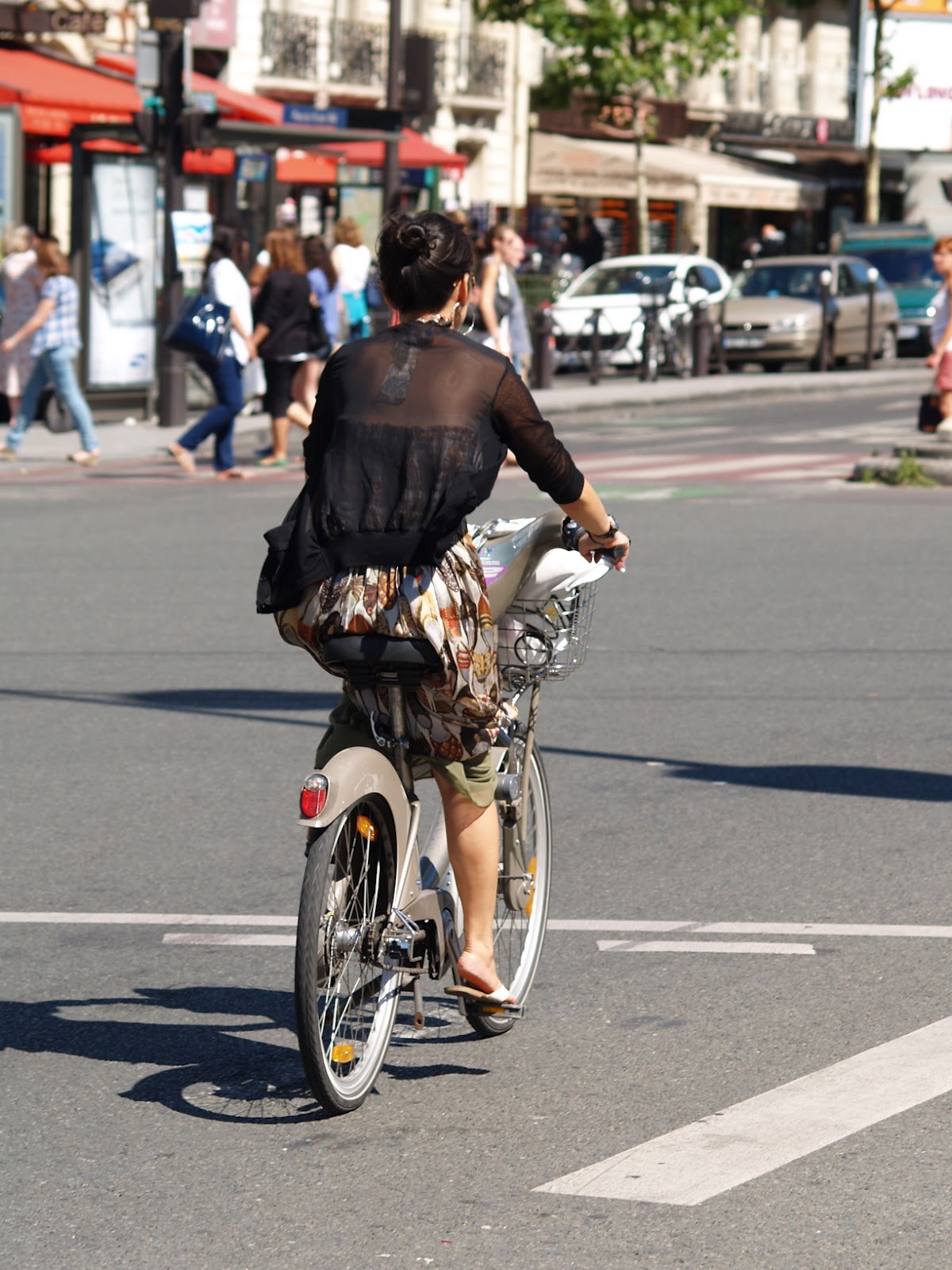 Un Cycliste Parisien / A Parisian Cyclist Des vélos et des filles