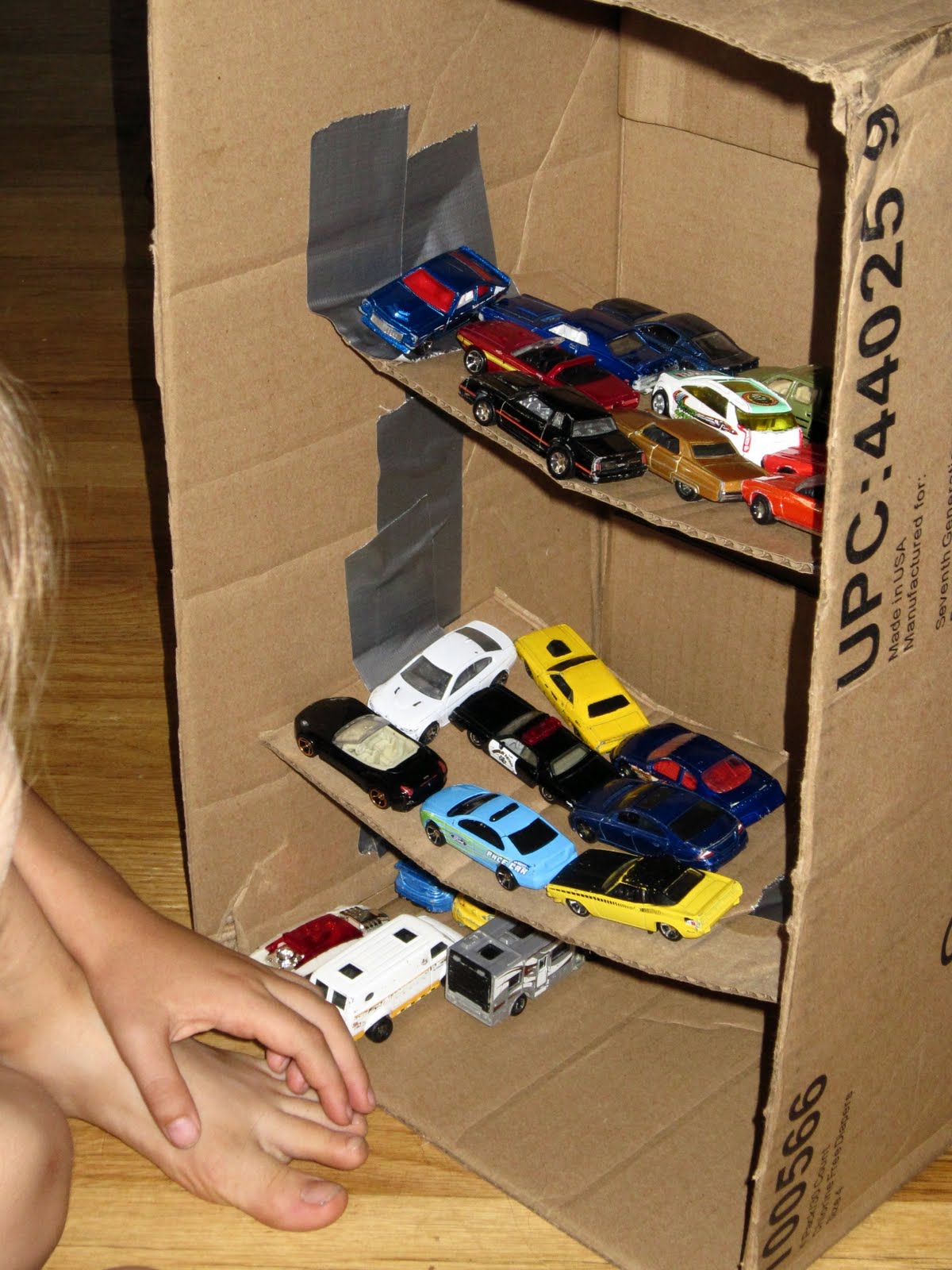 Featured image of post Cardboard Box Diy Toy Car Garage - Kids will have fun driving their cars through.