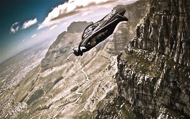 Captain Kais World: Jeb Corliss crashes into Table Mountain while