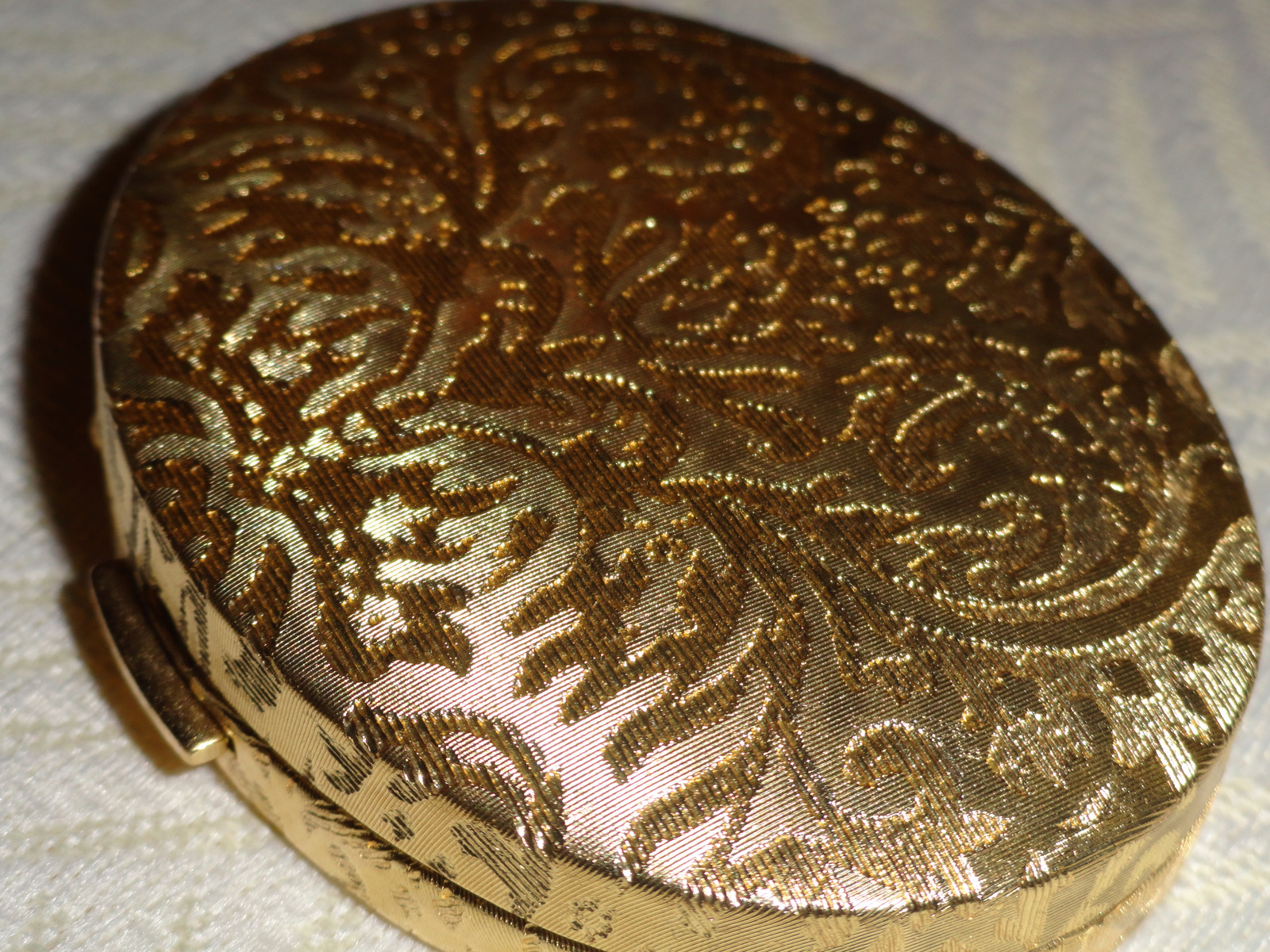 Makeup & Mutts Vintage Makeup Powder Keg Compacts