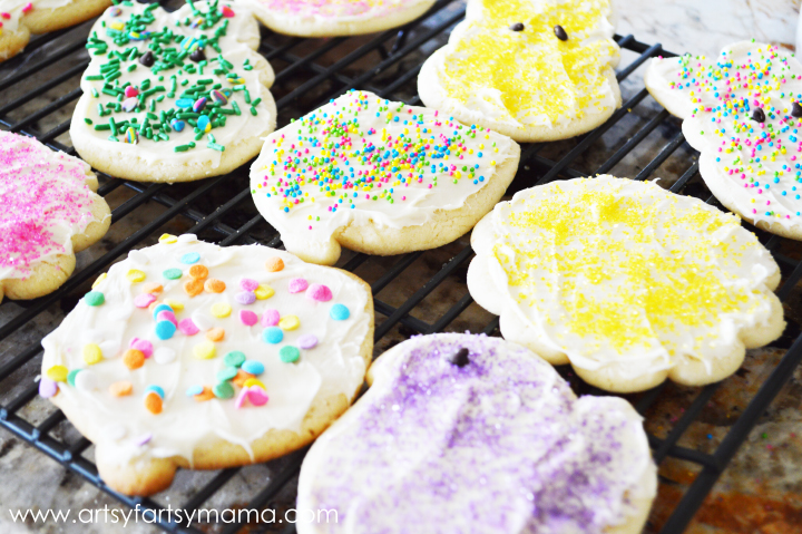 Easy Soft Sugar Cookies from artsyfartsymama.com #cookies #easyrecipes #sugarcookies