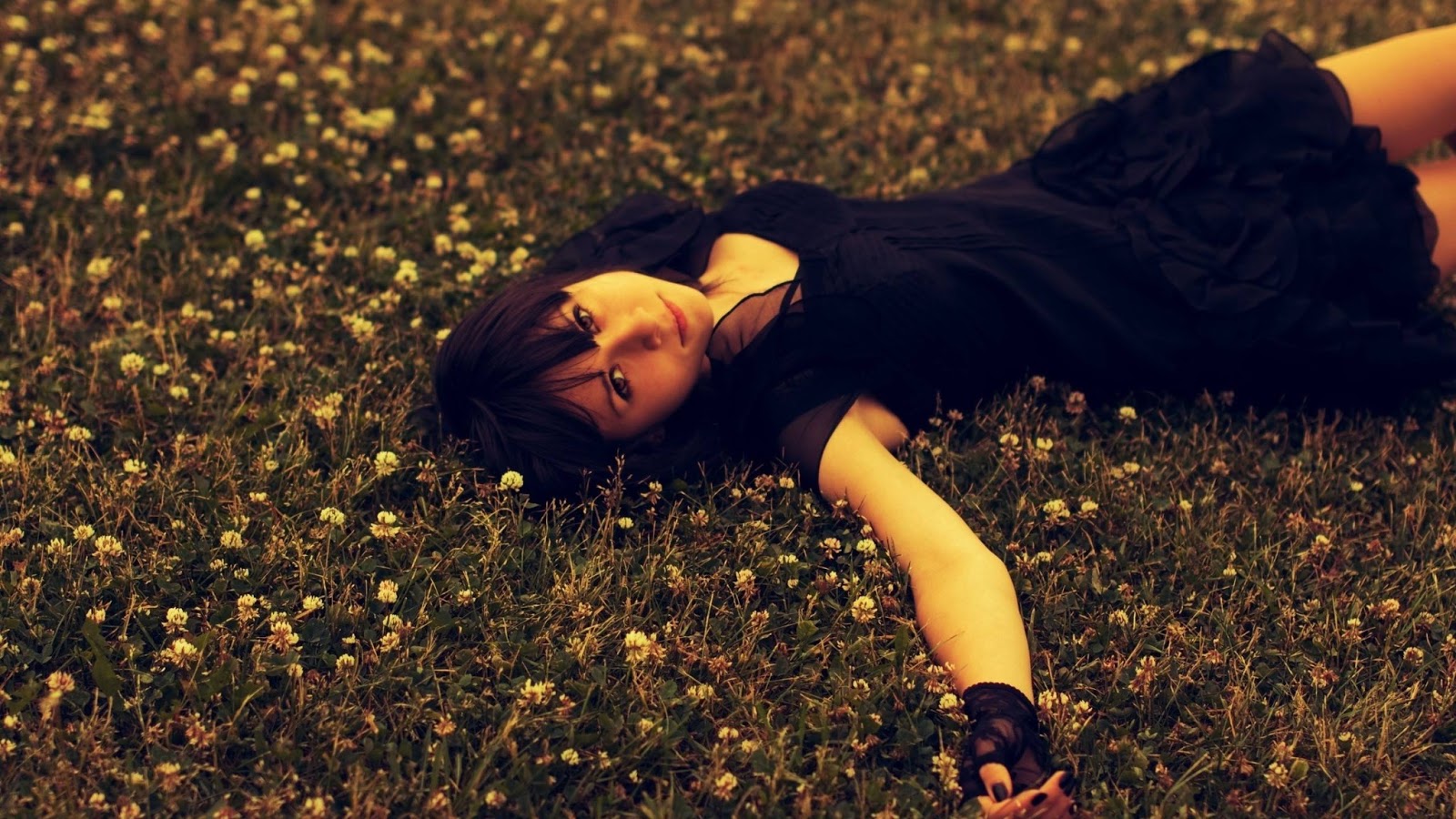 WALLPAPER - MULHER DEITADA AS FLORES | Juice Wallpaper