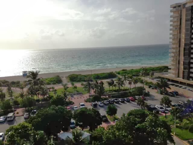 Apartamento Para Vender em Frente a Praia, no Ocean Park em Miami Beach 239,900
