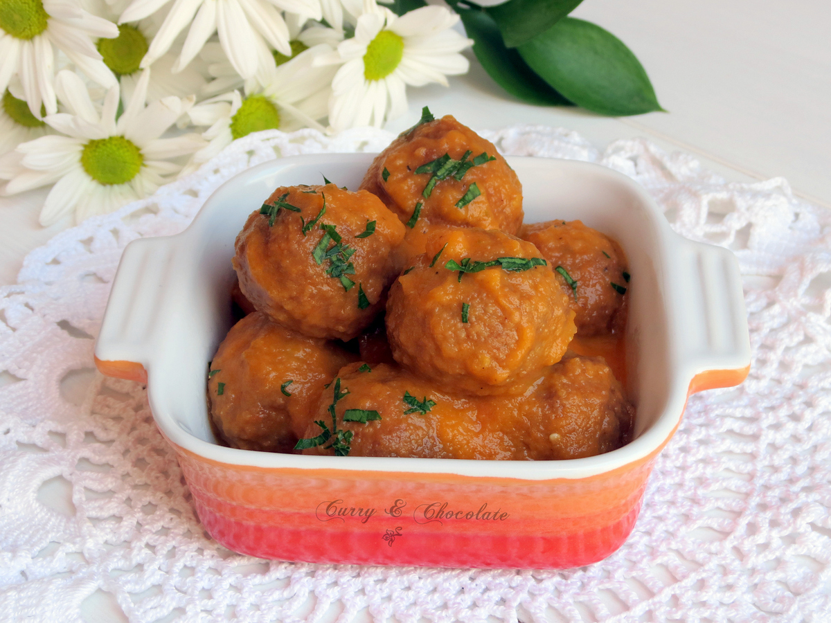 Albóndigas con salsa de tomate casera – Meatballs with tomato sauce Albóndigas con salsa de tomate casera – Meatballs with tomato sauce