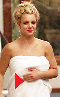 britney spears salida de la ducha con toalla blanca