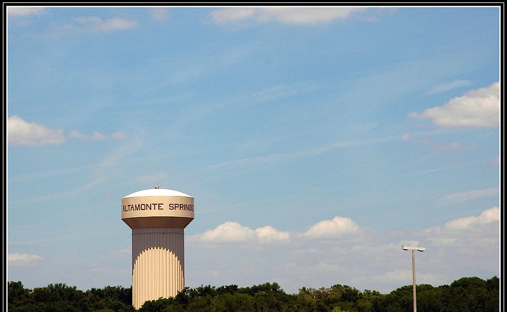 Florida Fotos Altamonte Springs water tower towering over the trees!